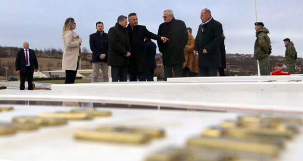 Функционер ЕУ на гробу терористе! (ВИДЕО)